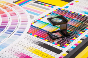 Pantone renk sistemi, renkleri standardize etmek ve tanımlamak için kullanılan bir renk eşleştirme sistemi ve kataloğudur. Pantone renkleri, özel bir numara veya kodla belirtilir ve her rengin benzersiz bir tanımı vardır. Bu sistem, grafik tasarım, baskı, tekstil ve diğer endüstrilerde renk tutarlılığını sağlamak için yaygın olarak kullanılır. Pantone renkleri, özellikle markaların ve tasarımcıların belirli bir renge referans vererek, farklı yerlerde aynı renk tonunu elde etmelerine yardımcı olur. Bu nedenle, Pantone renkleri genellikle marka kimliği oluşturmak, logoları belirlemek veya baskı projelerinde kullanılan renklerin doğruluğunu sağlamak için önemlidir.